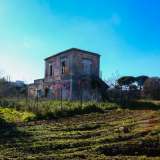 A met� del cammino intravediamo sulla sinistra anche un�antica masseria...